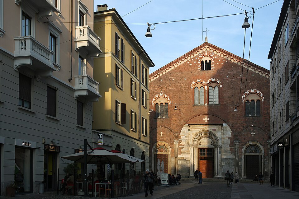 Basilica_di_San_Simpliciano,_Milano,_veduta_con_la_piazza_antistante